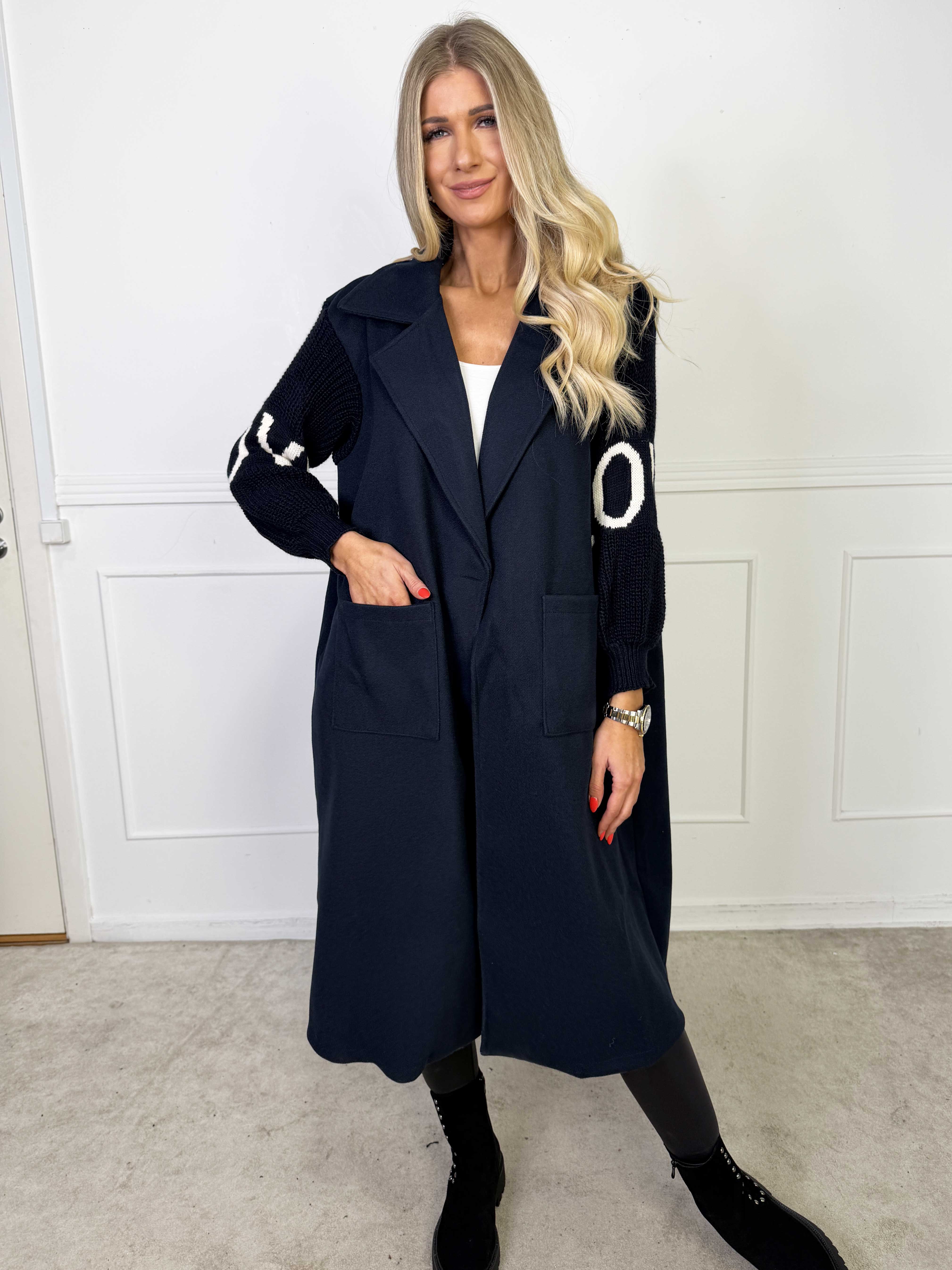 Debbie Midi - Fin frakke med strikærmer